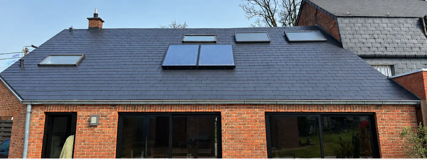 Après — Toiture avec panneaux solaires et Velux, démoussée et nettoyée