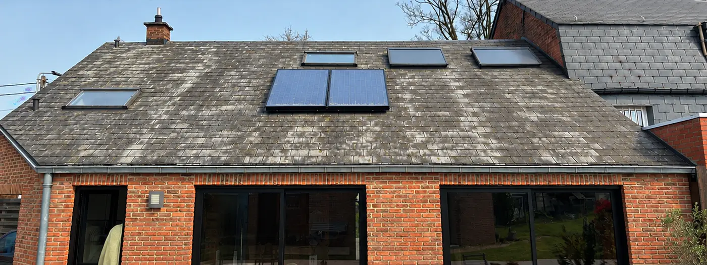 Avant — Toiture avec panneaux solaires et Velux, démoussée et nettoyée